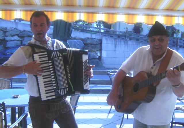 03 Egon und Franz singen ein Tiroler Lied.jpg